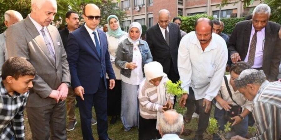 رئيس جامعة أسيوط يفتتح مبادرة «بصمة خضراء» بغرس شجرة دعماً للاستدامة البيئية - المصدر 7
