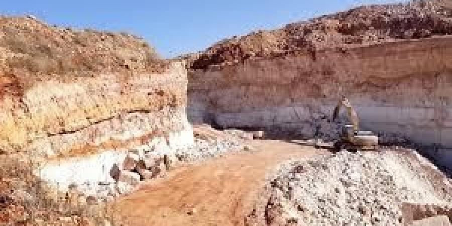 إغلاق مقلع يعمل بدون ترخيص في كفرنجة وضبط تجاوزات خطرة - المصدر 7