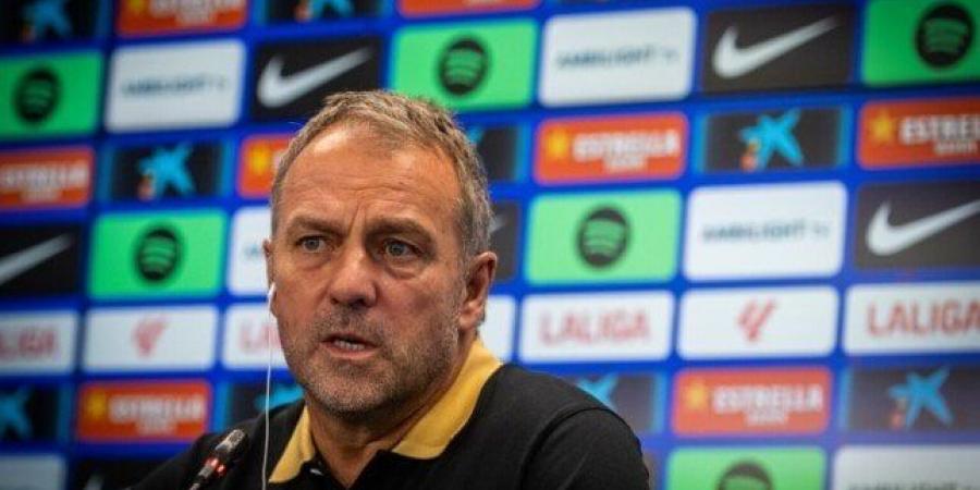 قرار مفاجئ من فليك لحل أزمة الظهير الأيمن في برشلونة قبل مواجهة أتلتيك بلباو - المصدر 7