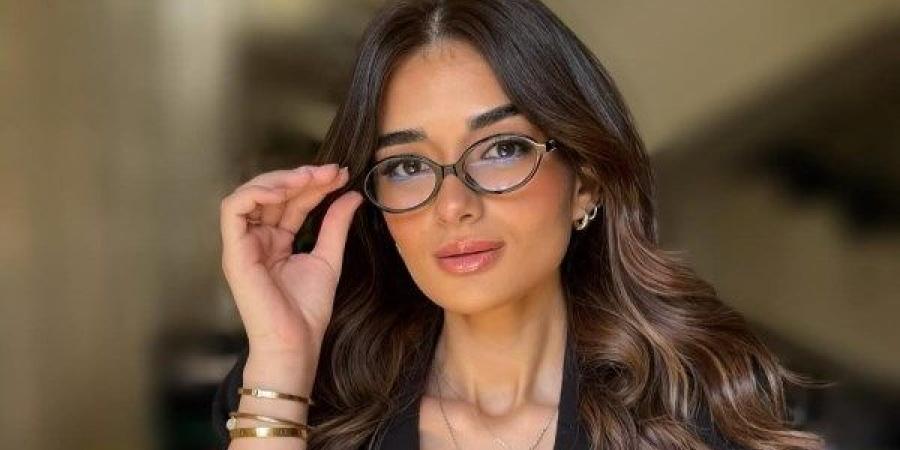 ملك أحمد زاهر تخطف الأنظار بإطلالة كلاسيكية - المصدر 7