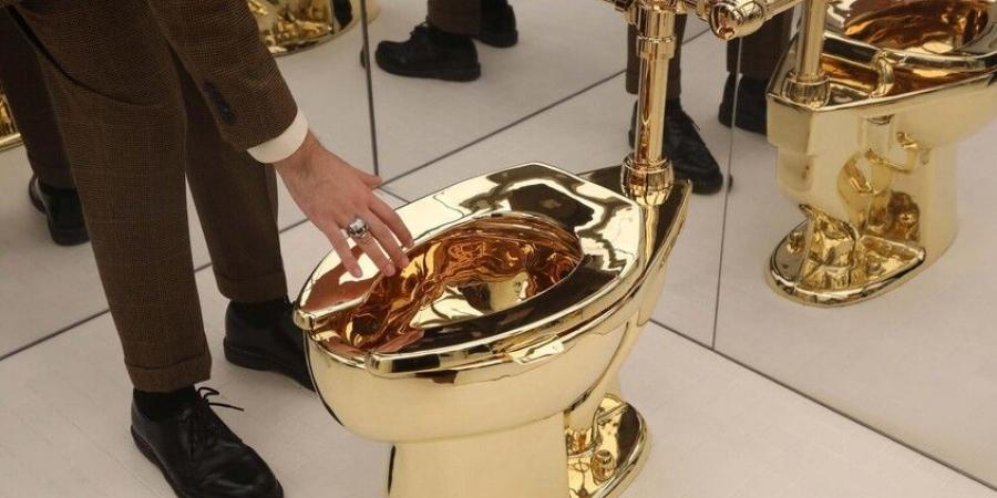 مرحاض ذهبي يباع بـ 12 مليون دولار! - المصدر 7