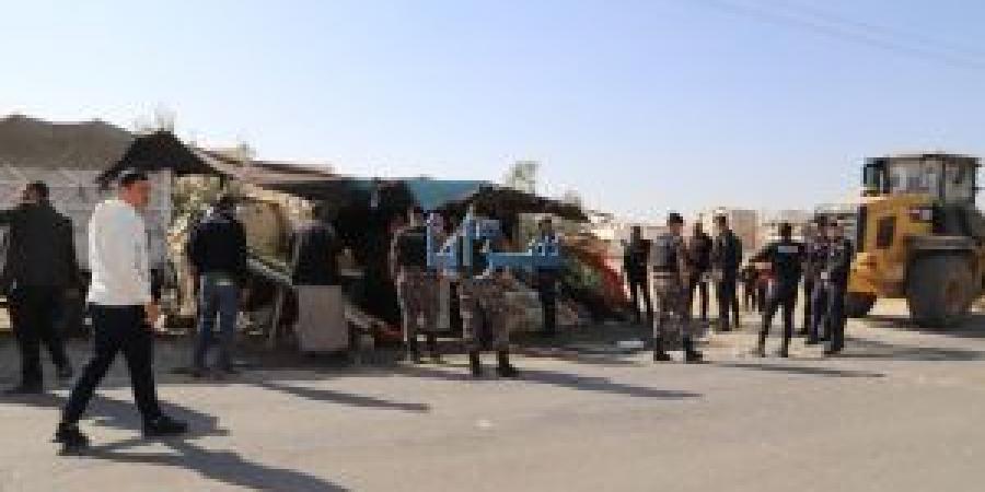 بالصور .. حملة لإزالة البسطات والأكشاك المعتدية على الشارع العام في قضاء الظليل - المصدر 7