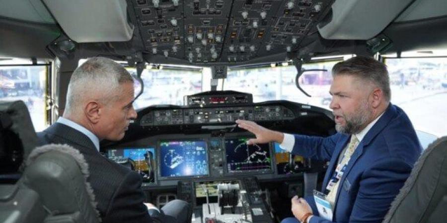 رئيس مصر للطيران يتفقد طائرة «Boeing 777X» أثناء مشاركتها في العرض الثابت بمعرض دبي للطيران 2025 - المصدر 7