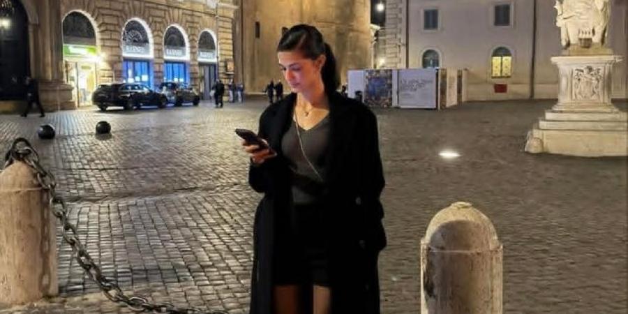 بذيل حصان ونوميكب.. تارا عماد تتجول بشوارع إيطاليا - المصدر 7