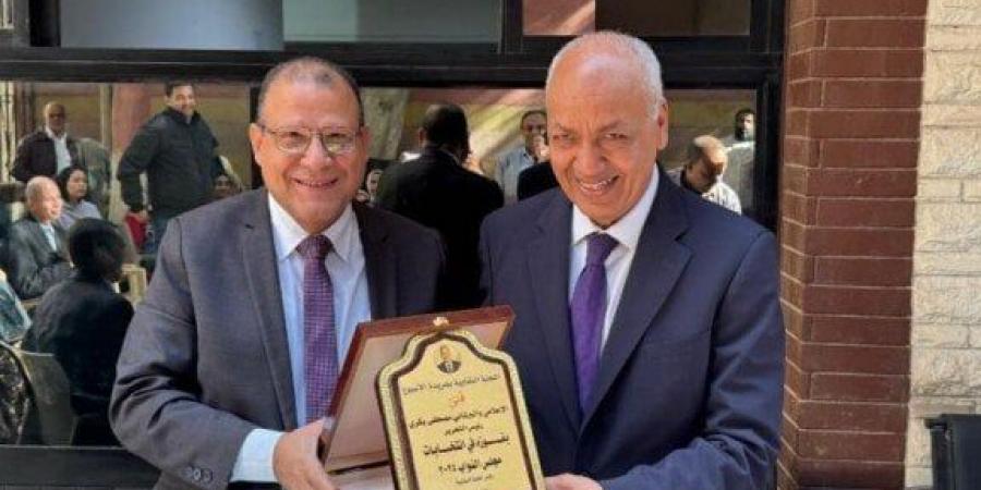 تقديرًا لدوره الصحفي والنيابي.. العاملون بـ«الأسبوع» يحتفلون بفوز مصطفى بكري في البرلمان - المصدر 7